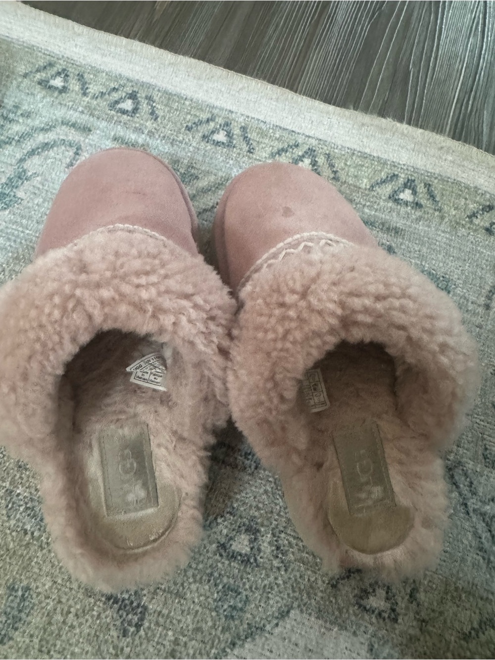 Pink ugg slippers

Size 7